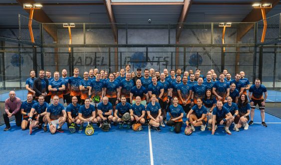 Grote groep deelnemers tijdens het BENK of the court netwerk padeltoernooi bij Padelpoints.