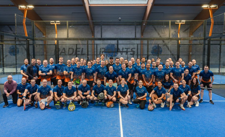 Grote groep deelnemers tijdens het BENK of the court netwerk padeltoernooi bij Padelpoints.